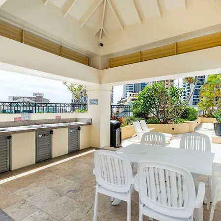 Resort Style Chevron Apartments Surfers Paradise By Gold Coast Travels Exterior photo